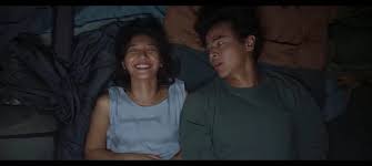 Adegan intim bernuansa senja dalam Film Sore