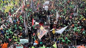 Massa besar driver ojek online berjaket hijau memadati jalan saat Demo Ojol di Jakarta.