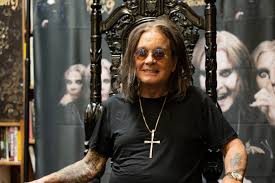 Ozzy Osbourne duduk di singgasana simbolik era kejayaannya.