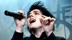 Gerard Way bernyanyi dengan penuh emosi di atas panggung