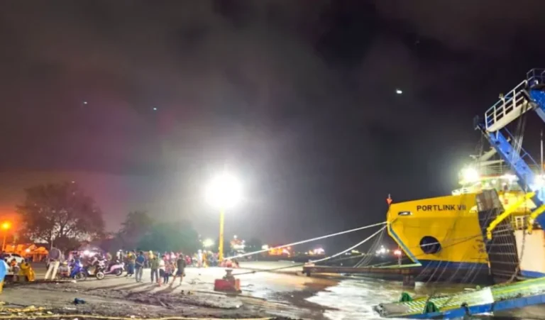 Suasana malam di Pelabuhan Ketapang Banyuwangi seusai evakuasi korban kapal tenggelam di Selat Bali