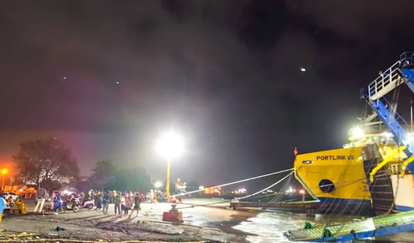 Suasana malam di Pelabuhan Ketapang Banyuwangi seusai evakuasi korban kapal tenggelam di Selat Bali