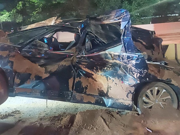 Kondisi mobil Toyota Voxy yang ringsek setelah tertimpa truk terguling bermuatan tanah di Tol Karawang.