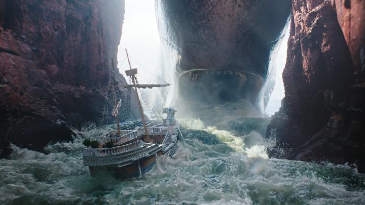 One Piece Season 2 trailer still: kapal Going Merry dihantam arus di celah tebing Grand Line, berhadapan dengan monster laut raksasa.