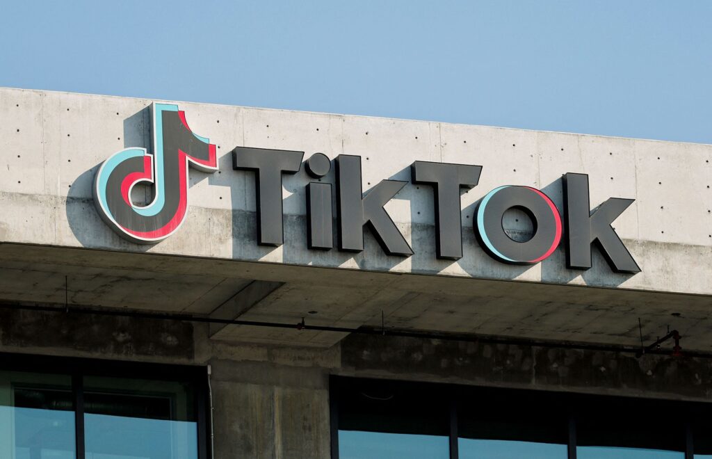 Logo TikTok di fasad gedung, ilustrasi berita Tiktok Down yang terjadi hari ini di Indonesia.