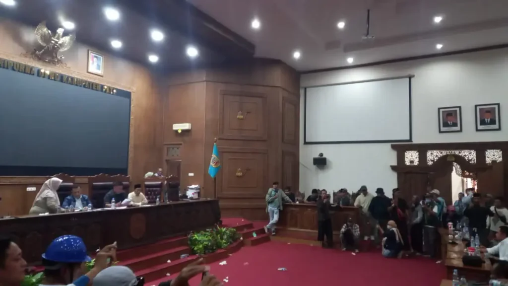 Hak Angket DPRD Pati—suasana paripurna saat massa memenuhi ruang sidang; pimpinan dewan memimpin rapat pembentukan pansus pemakzulan Bupati Sudewo.