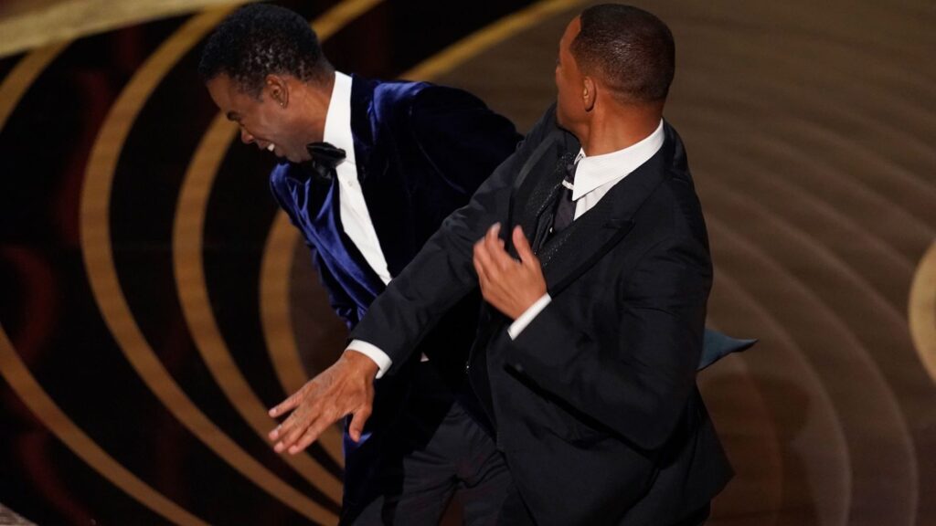 Momen kekerasan di Oscar 2022: Will Smith menampar Chris Rock di panggung saat siaran langsung.