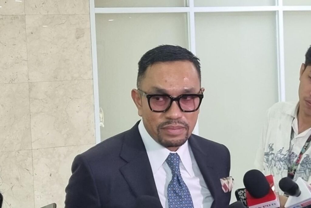 Ahmad Sahroni pindah dari Komisi III ke Komisi I.
