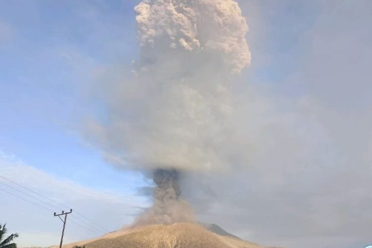 Erupsi Gunung Lewotolok sore ini, kolom abu pekat menjulang di Lembata, NTT.