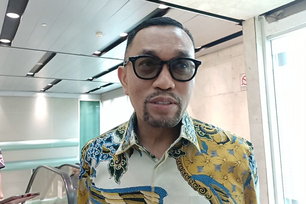 Ahmad Sahroni menolak ajakan debat Salsa Erwina.