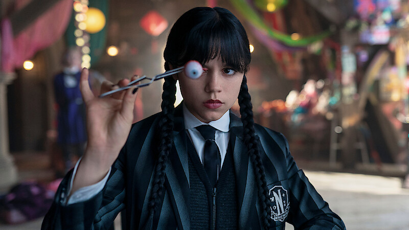 Jenna Ortega sebagai Wednesday Addams melempar alat panah di set Wednesday Season 2