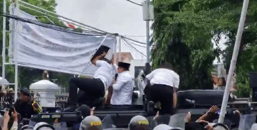 Bupati Pati Sudewo dilempar warga saat muncul di tengah demonstrasi di depan Kantor Pemkab Pati, aparat segera mengawal dan mengevakuasi.