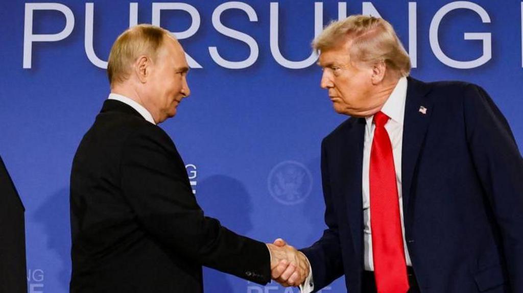 Trump dan Putin berjabat tangan; pertemuan Alaska dan dampaknya ke pasar saham Nasdaq.