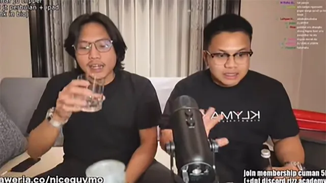 Resbobb dan Bigmo sedang live streaming di depan mikrofon; cuplikan yang ramai dibahas usai Azizah Salsha resmi melapor ke polisi.