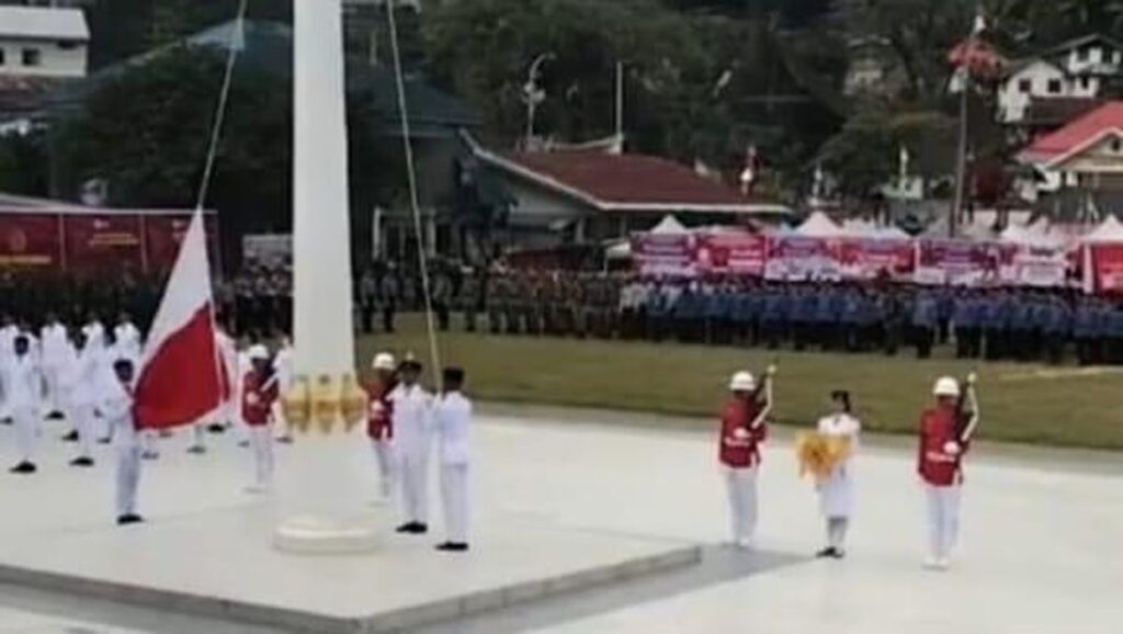 Bendera Terbalik saat upacara HUT RI ke-80 di Mamasa, Sulawesi Barat; Paskibraka menghentikan prosesi dan bersiap memperbaiki posisi bendera.