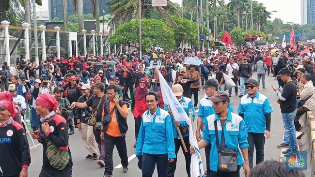 Demo Buruh ricuh di DPR saat rapat dewan WFH/Zoom.