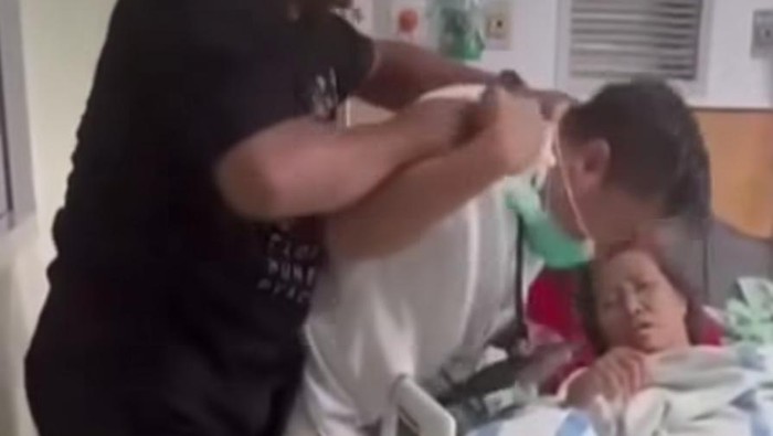 Insiden di RSUD Sekayu: keluarga pasien memegang dokter dan memaksa melepas masker di samping pasien di ruang perawatan.