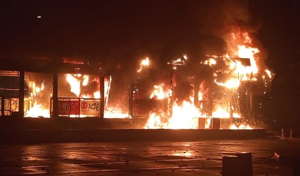 Halte Transjakarta terbakar akibat dibakar oleh massa.