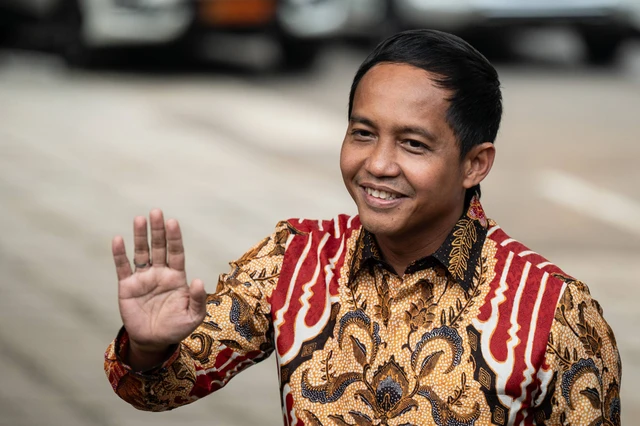 Raja Juli Antoni bermain domino dengan Aziz Wellang menuai kritik.