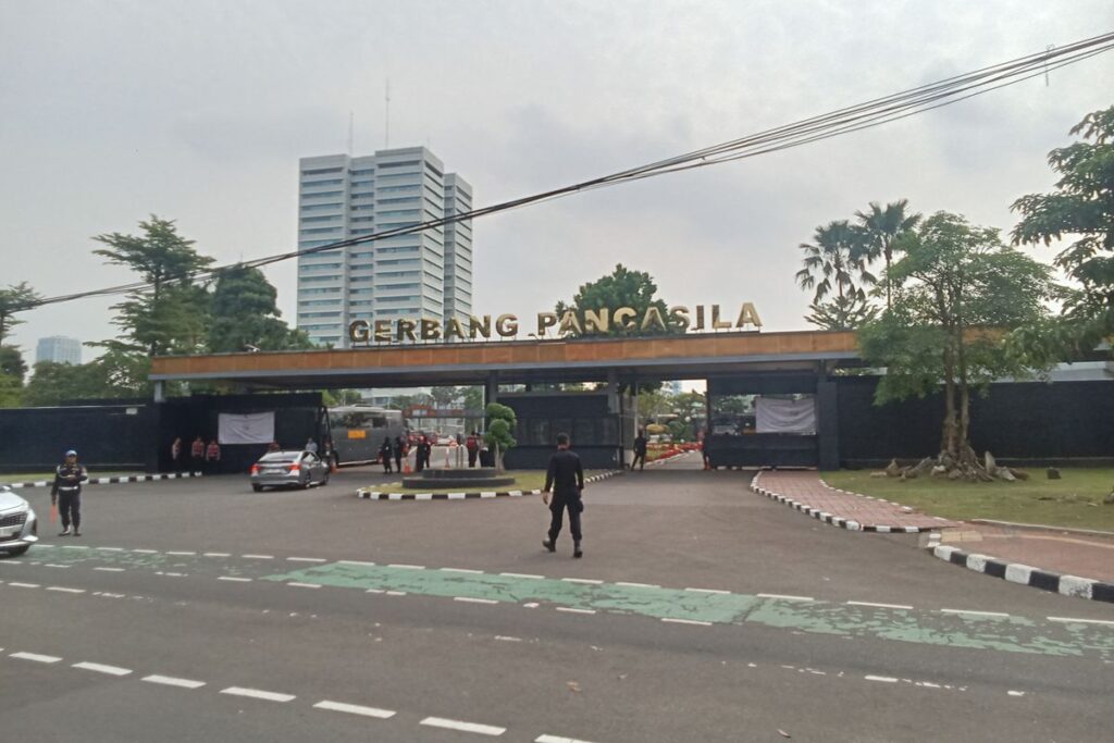 Situasi terkini Gerbang Pancasila Gedung DPR RI yang terletak di Jalan Gelora, Senayan, Jakarta Pusat menjelang Demo BEM UI,