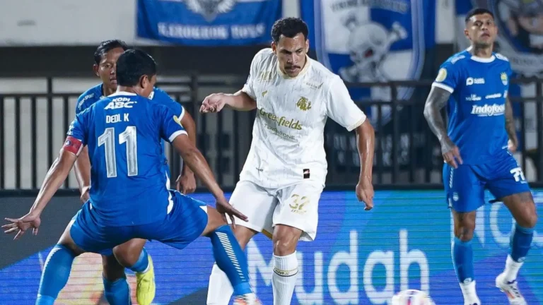 Persib vs Arema di Kanjuruhan.