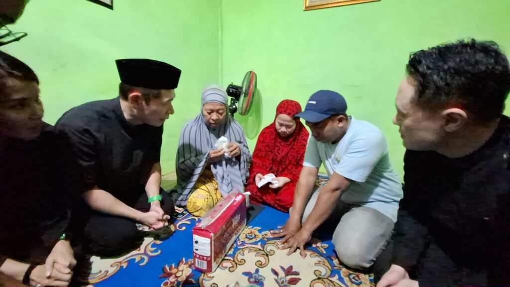 CEO Grab Anthony Tan kunjungi rumah ojol tewas di Makassar.