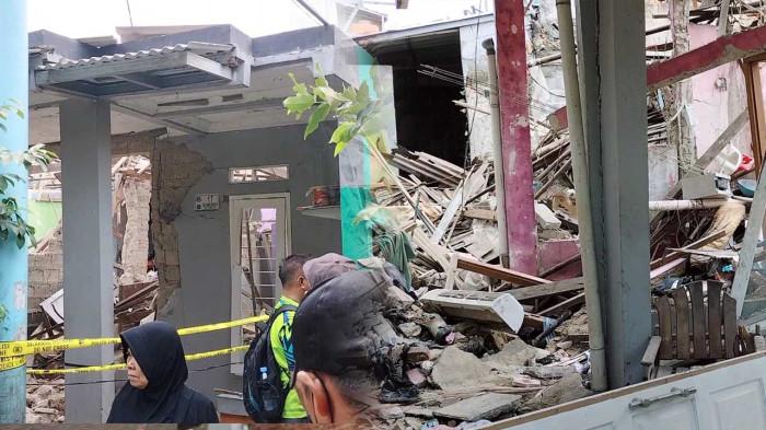 Ledakan di Pamulang rusak belasan rumah dan lukai warga.