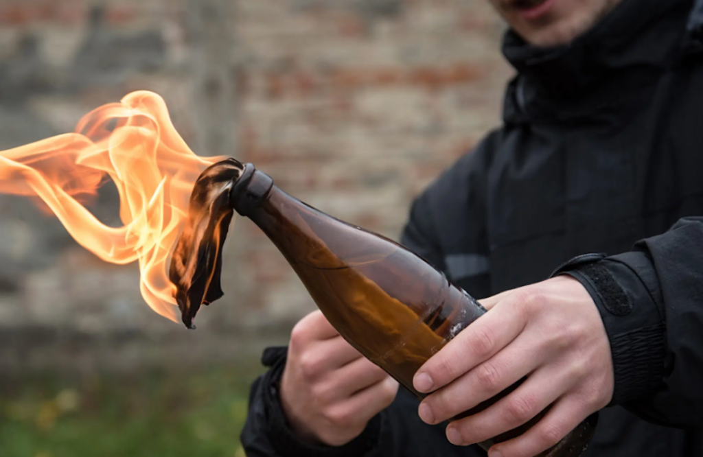 Molotov di demo hari ini—penyitaan di Samarinda, penangkapan di Lampung, jejak di Jakarta.
