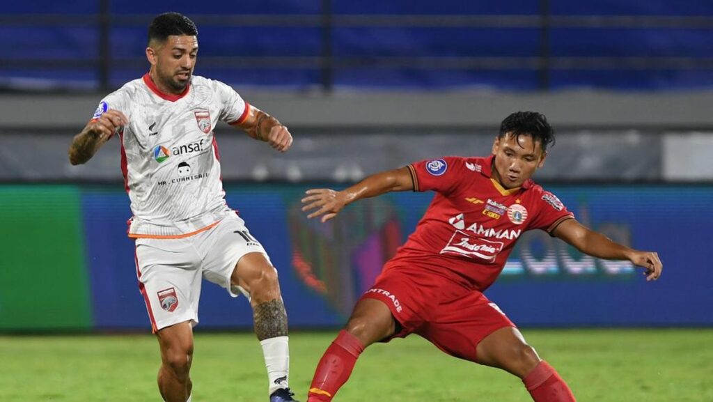 Persija vs Borneo sengit.