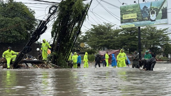 Banjir di Bali memutus akses dan merobohkan bangunan.