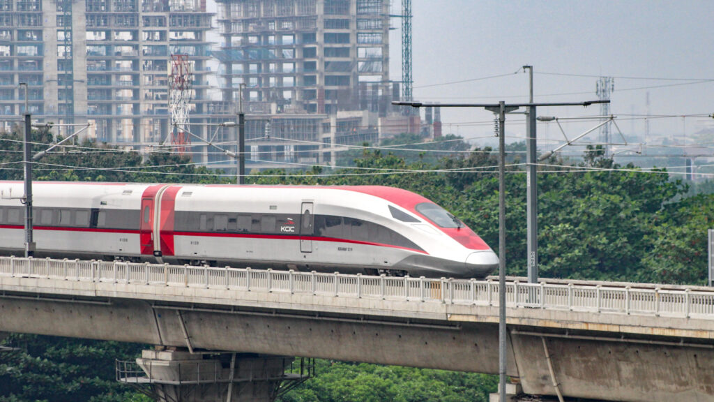 Kereta Cepat Whoosh diterpa dugaan mark up.