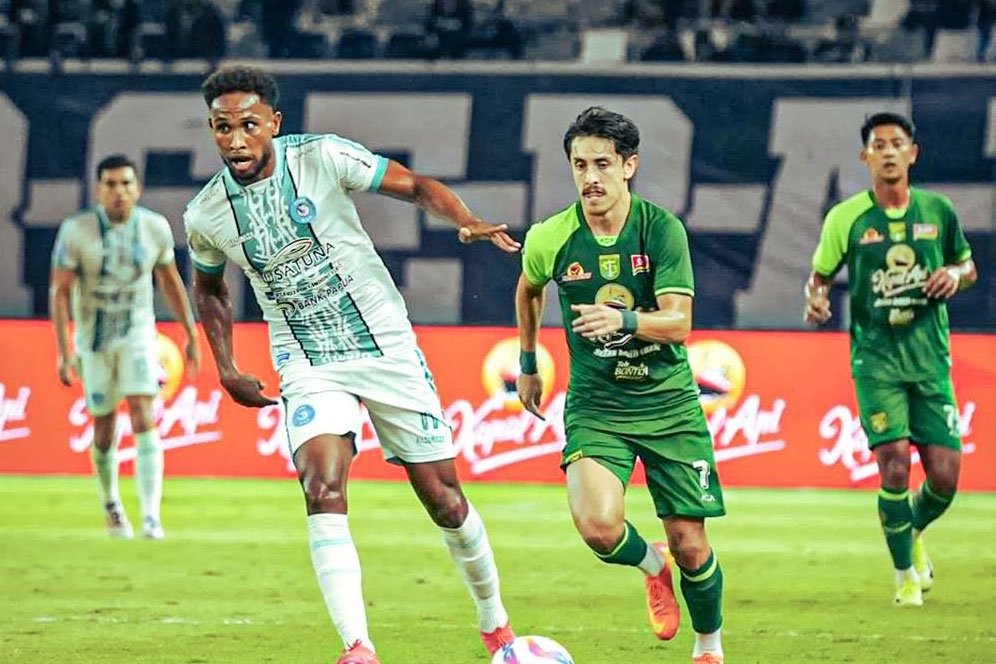 Persebaya vs PSBS Biak memanas dengan dua kartu merah.