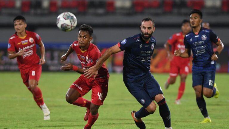 Persaingan papan atas memanas, tensi suporter kembali naik, dan tiga poin terasa sangat mahal. Laga Persija Jakarta vs Arema FC di Stadion Kanjuruhan mencuri perhatian karena kedua tim membawa ambisi berbeda.