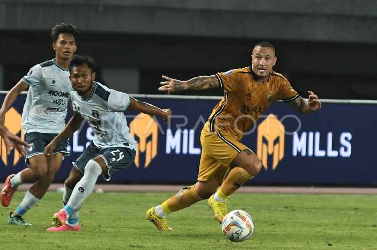 Persita vs Bhayangkara FC berakhir 1-1.