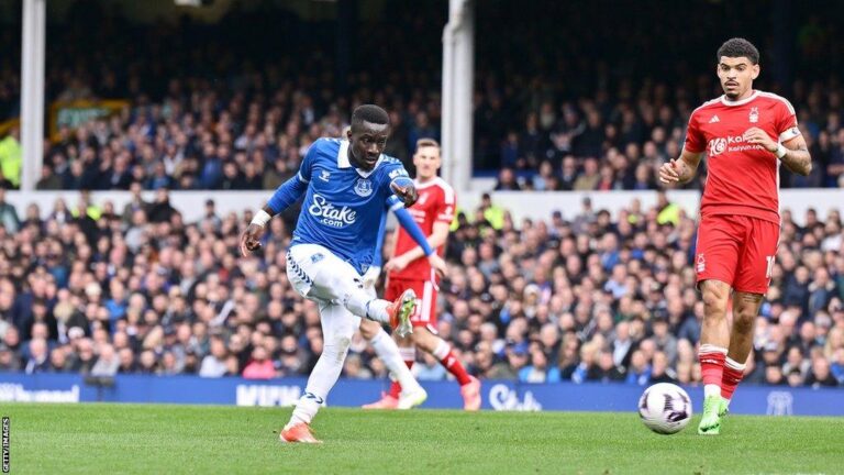 Nottingham Forest vs Everton di City Ground.