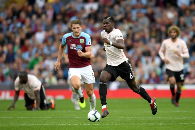 Man Utd vs Burnley panas di Turf Moor.