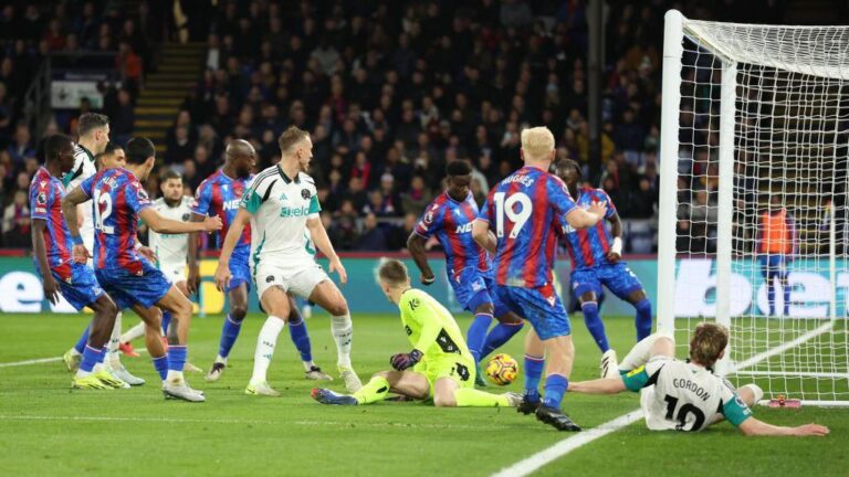 Newcastle vs Crystal Palace memanas di St James’ Park.