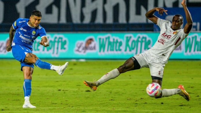 Persib Bandung vs Persik memanas di Kediri.